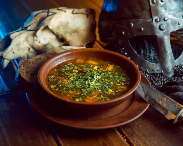 Miska zupy, chleb i hełm wikinga. Taka była viking dieta wojownika.