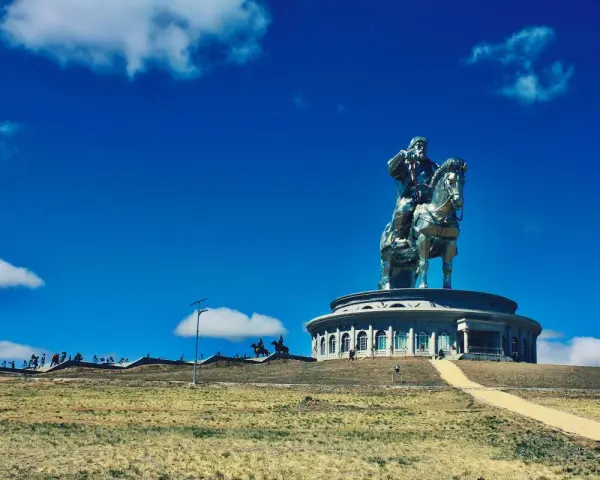 Statue équestre de Gengis Khan, symbole de la fortune et de la puissance de l'empire mongol, sous un ciel bleu éclatant.