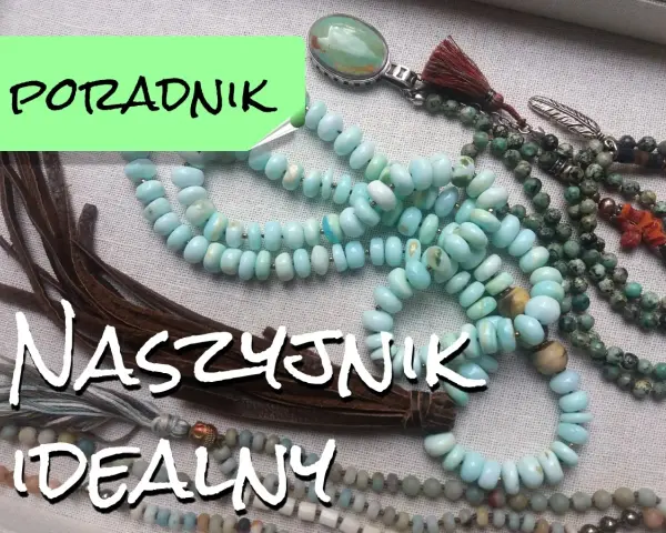 Kilka naszyjników z kamieni i koralików, w tym jeden z turkusowymi kamieniami i frędzlami.