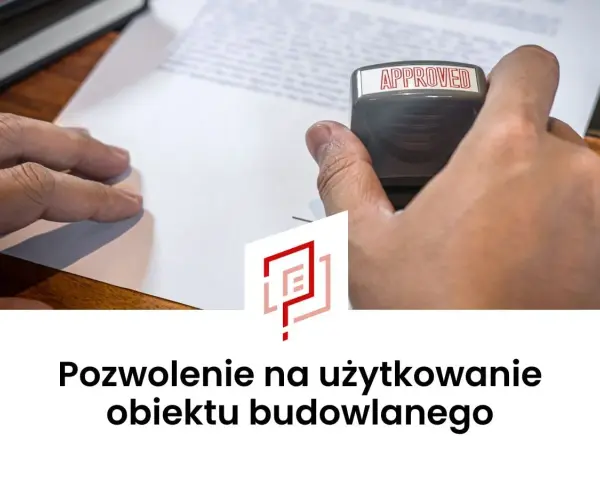 Ręka stempluje dokument pieczątką "APPROVED". Oznacza to częściowe pozwolenie na użytkowanie obiektu budowlanego.