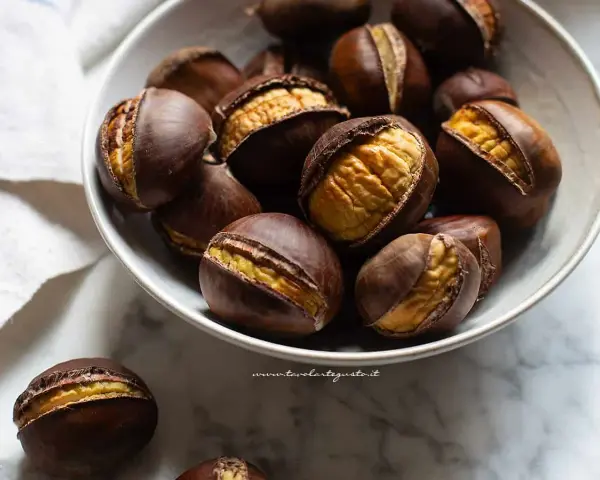 Castagne cotte in friggitrice ad aria, pronte per essere gustate. Il loro interno dorato e morbido è un invito alla golosità.