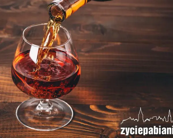 Brandy co to? Bursztynowy trunek nalewany do kieliszka, tworzący bąbelki. Idealny na wieczór.