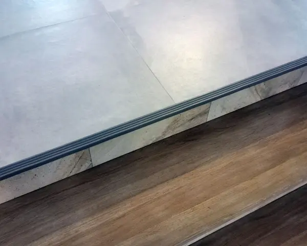 Jakie listwy do szarych płytek? Trendy, kolory i błędy