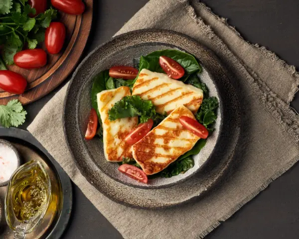 Jak smażyć halloumi, aby uzyskać idealną chrupkość i smak