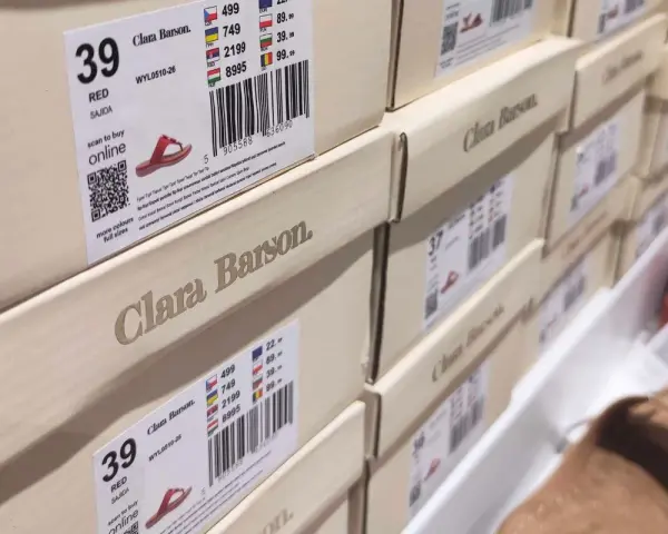 Pudełka z obuwiem Clara Barson. To marka oferująca stylowe i wygodne buty, dostępne online.