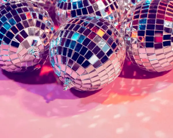 Impreza lat 70: Dekoracje Disco, Flower Power i DIY. Zrób to!
