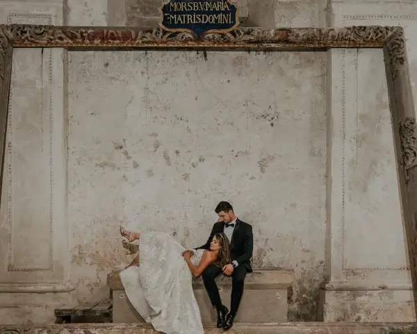 Para dowoduje, że warto zainwestować w fotografa i kamerzystę na wesele, by uchwycić takie chwile.