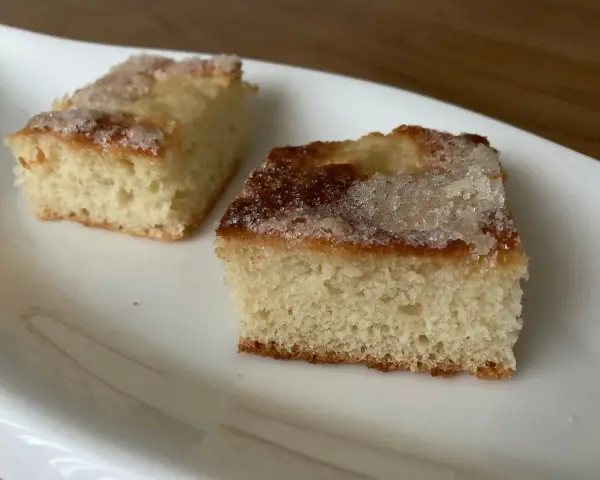 Zwei Stücke saftiger Zuckerkuchen, perfekt für ein schnelles zuckerkuchen rezept.