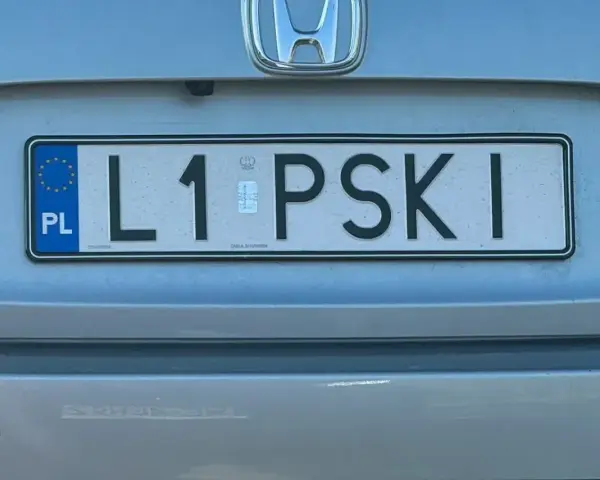 Rejestracja lu L1 PSKI na tylnej klapie Hondy.