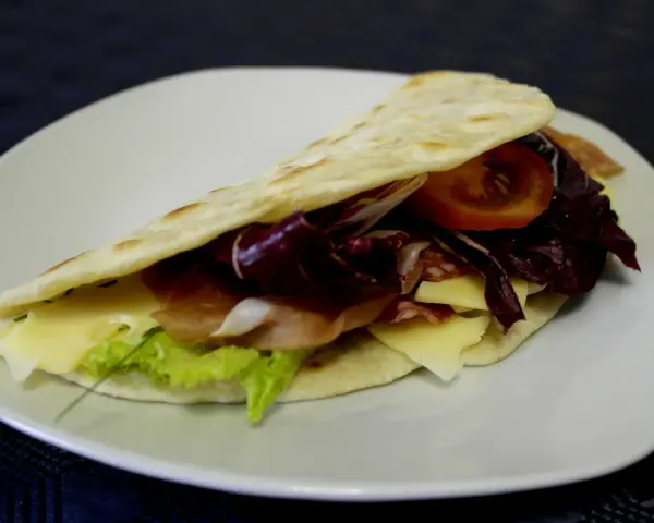 Pyszna piadina z szynką, serem, pomidorem i cykorią. Idealny przepis na szybki lunch!