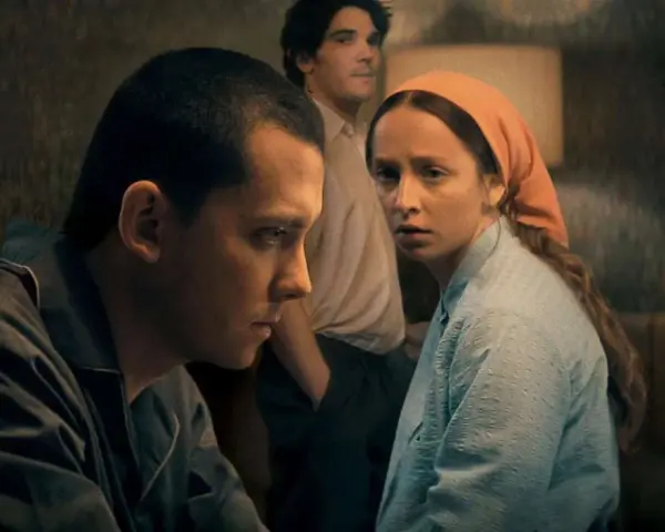 Trójka młodych ludzi wpatruje się w coś poza kadrem. Czy to scena z jednego z popularnych seriali Netflix?