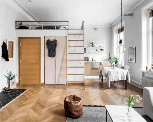 Smart compact living med loftssäng, kök och matplats. Enkla linjer och ljusa färger skapar rymd.