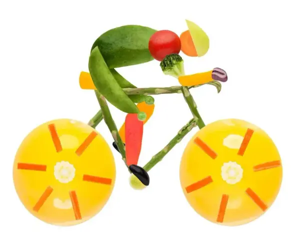 Rowerzysta z warzyw, symbolizujący energię i zdrowie, jak glikogen dla mięśni.