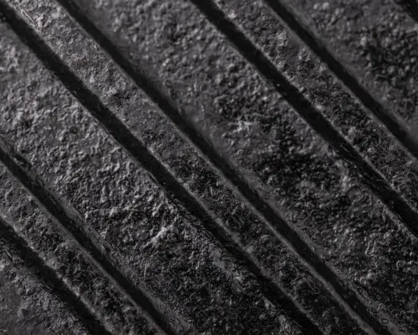 Texture dettagliata di pneumatici morbidi con scanalature profonde, che suggeriscono aderenza e comfort su strada.