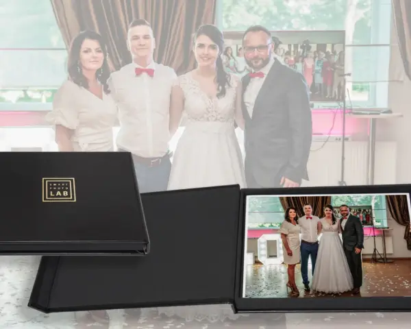 Najciekawsze atrakcje weselne zamiast fotobudki w 2026: elegancki album ze zdjęciami pary młodej i gości.