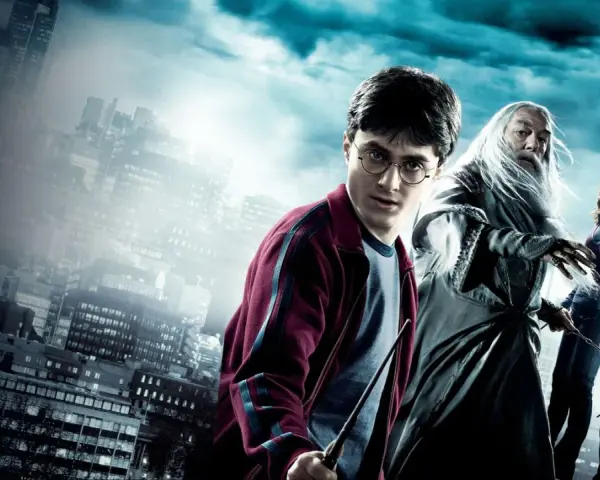 Harry Potter i Książę Półkrwi: obsada - Harry, Dumbledore, Hermiona i Ron stoją na tle miasta.