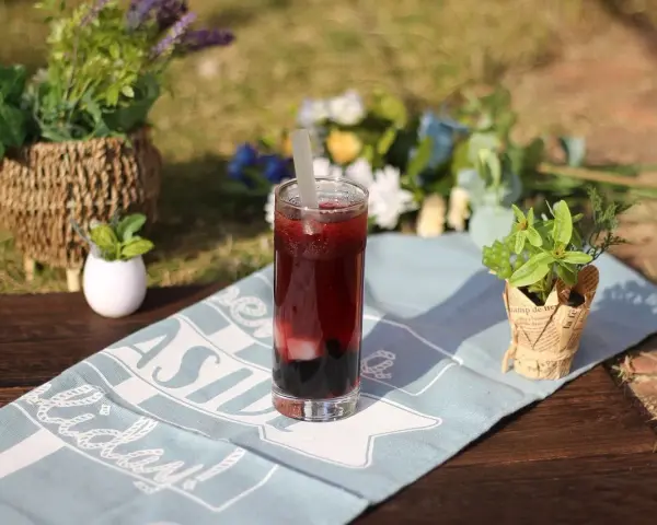 Drink z czarnej porzeczki: Klasyka i nowe smaki. Zaskocz gości!