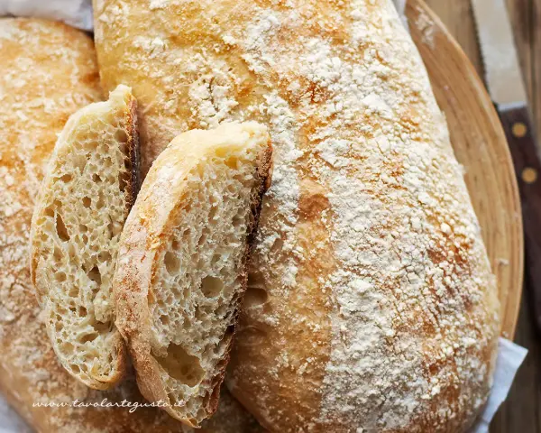 Pane fatto in casa con farina 00, croccante fuori e morbido dentro, con una mollica alveolata perfetta per accompagnare ogni pasto.