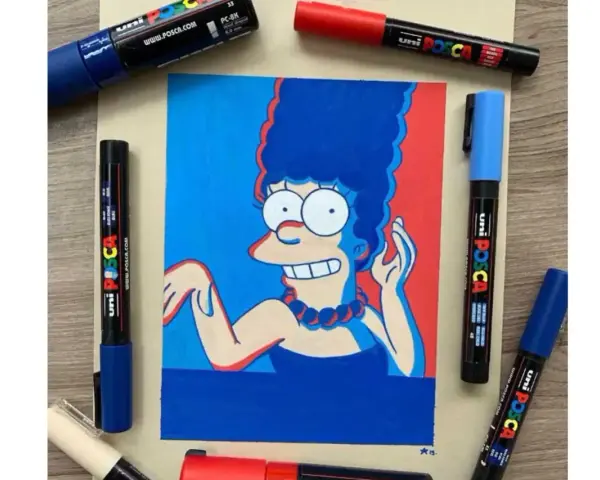 Un dessin de Marge Simpson réalisé avec des feutres Posca, entouré de plusieurs marqueurs Posca de différentes couleurs.