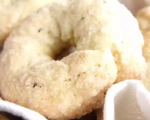 Ciambelline al vino dorate e zuccherose, perfette per accompagnare un caffè o un tè.