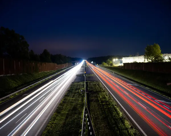 Nocne smugi świateł samochodów na autostradzie A4 między Katowicami a Krakowem. Opłaty za przejazd nie zatrzymują ruchu.