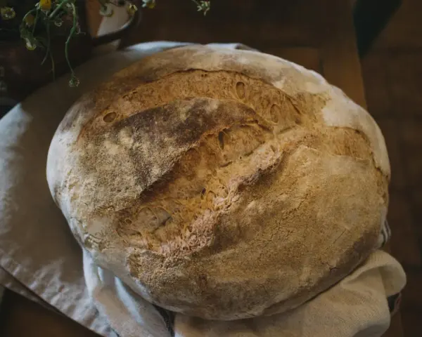 Pyszny, domowy chleb pieczony w piekarniku, z chrupiącą skórką. Idealny przepis na śniadanie.