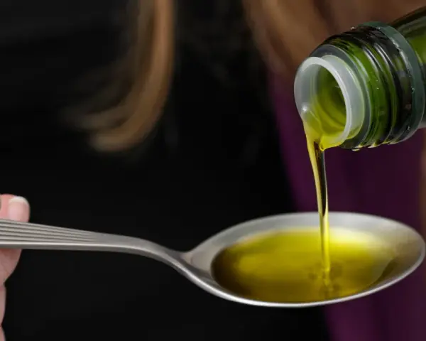 Olej lniany wylewany na łyżkę. Czy olej lniany obniża cholesterol? To pytanie nurtuje wiele osób dbających o zdrowie.