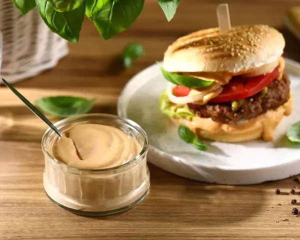 Sekretny sos do burgera: zrób go sam, smak lepszy niż w knajpie!