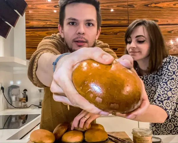 Jak idealnie podgrzać bułki do burgerów? Sekrety smaku!
