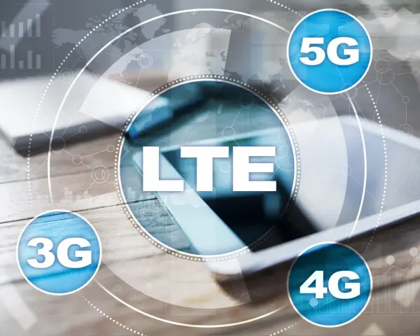 Ewolucja sieci: od 3G, przez 4G, po 5G. Widoczne ikony technologii mobilnych na tle nowoczesnego sprzętu.
