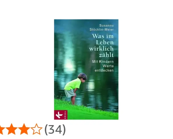 Ein Junge am Wasser, der mit Kindern Werte entdecken möchte, um ihnen eine Freude zu machen.