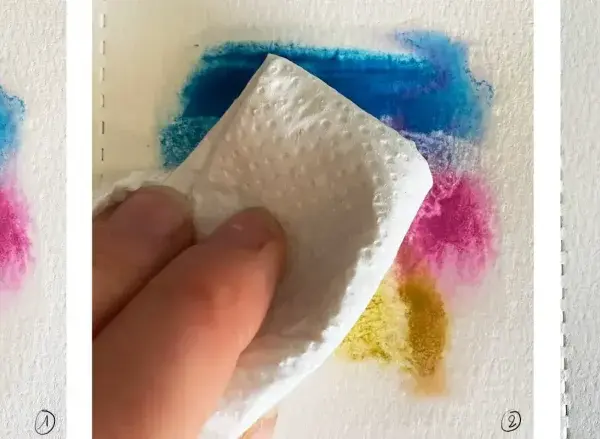 Triptyque montrant une technique d'aquarelle pour débutant : application de couleurs vives, tamponnage avec un tissu, et résultat final. Débutant dessin aquarelle facile.