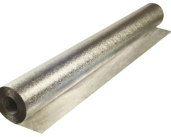 Gruba folia aluminiowa budowlana, błyszcząca, zwinięta w rolkę, gotowa do izolacji.