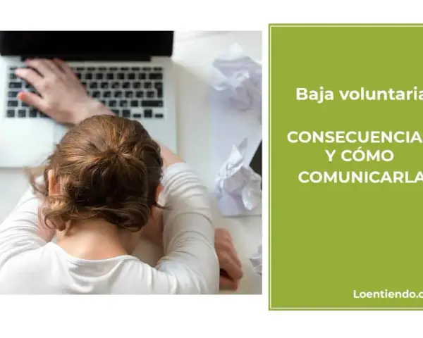 Persona agotada sobre un portátil. El texto indica "Baja voluntaria: consecuencias y cómo comunicarla".