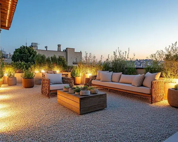 Terrasse moderne avec mobilier de jardin, plantes et éclairage d'ambiance sur un sol en gravier. Le prix du gravier m3 est un détail à considérer pour un tel aménagement.