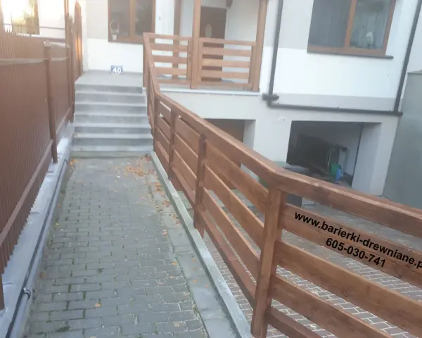 Nowa balustrada z desek poziomych prowadzi do schodów. Solidne i estetyczne rozwiązanie.