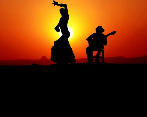 Tancerka flamenco i gitarzysta w zachodzącym słońcu. Czy to falset co to za dźwięk?
