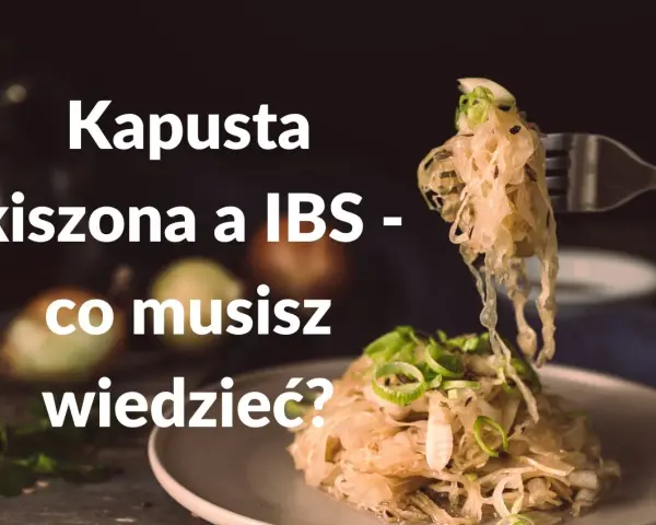 Kapusta kiszona a IBS – czy jest zdrowa? Widok na talerz z kiszoną kapustą i widelcem unoszącym porcję.