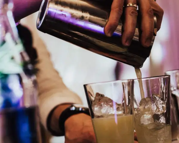 Ile kosztuje drink bar na wesele? Ceny, pakiety, jak nie przepłacić