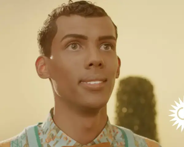 Ein Mann mit lockigem Haar und einem bunten Hemd blickt nach oben. Das Bild erinnert an die Bedeutung von "Papaoutai".