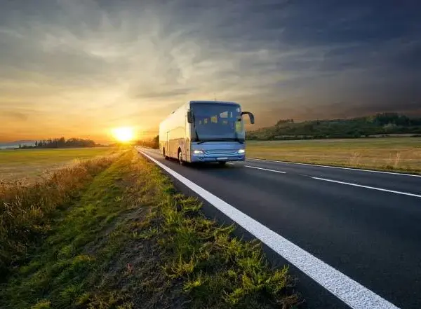 Czym się różni autobus od autokaru? Odkryj kluczowe różnice