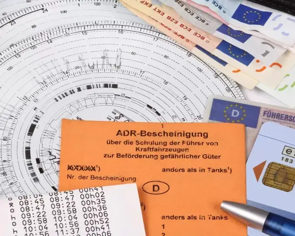 Karta kierowcy, tachograf, pieniądze i dokumenty ADR.