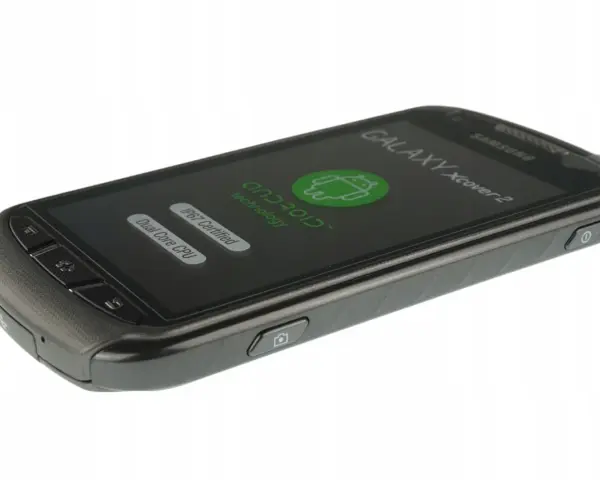 Wytrzymały smartfon Samsung Xcover 2 z ekranem, na którym widnieje logo Androida i informacja o certyfikacie IP67.