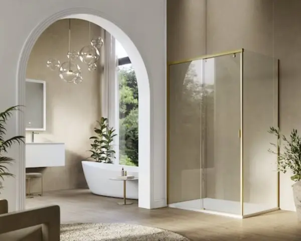 Mampara de ducha moderna con perfil dorado, un ejemplo de los tipos de mamparas de ducha que combinan estilo y funcionalidad en un baño elegante.