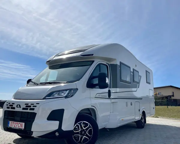Nowy kamper Adria Matrix 670 SL gotowy na przygodę pod błękitnym niebem.