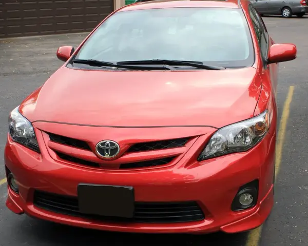 Czerwona Toyota Corolla, okazja! Szukasz aut za grosze od komornika? Ten model może być Twoim strzałem w dziesiątkę.