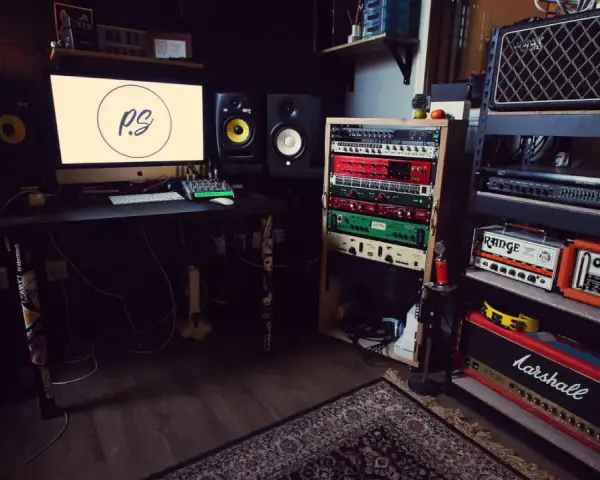 Profesjonalne, **solid studio** z komputerem, monitorami studyjnymi, rackiem z efektami i wzmacniaczami gitarowymi.
