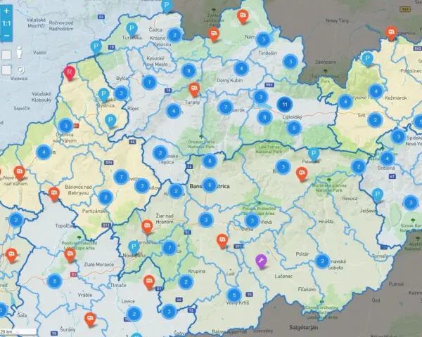 Mapa Słowacji z zaznaczonymi atrakcjami turystycznymi i kempingami.