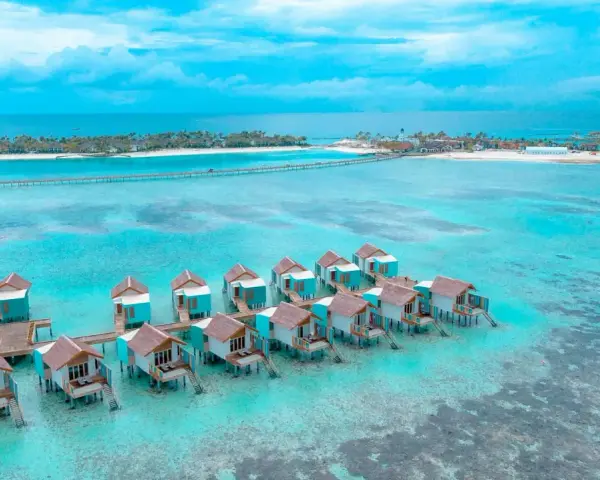 Rajskie domki na wodzie, marzenie o bora-bora loty. Turkusowa woda, białe plaże i palmy.