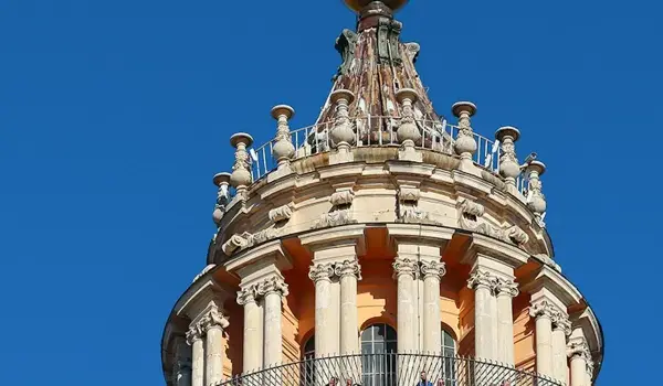 Kopuła Bazyliki św. Piotra z detalami architektonicznymi. Planujesz zwiedzanie? Sprawdź bazylika św piotra bilety.